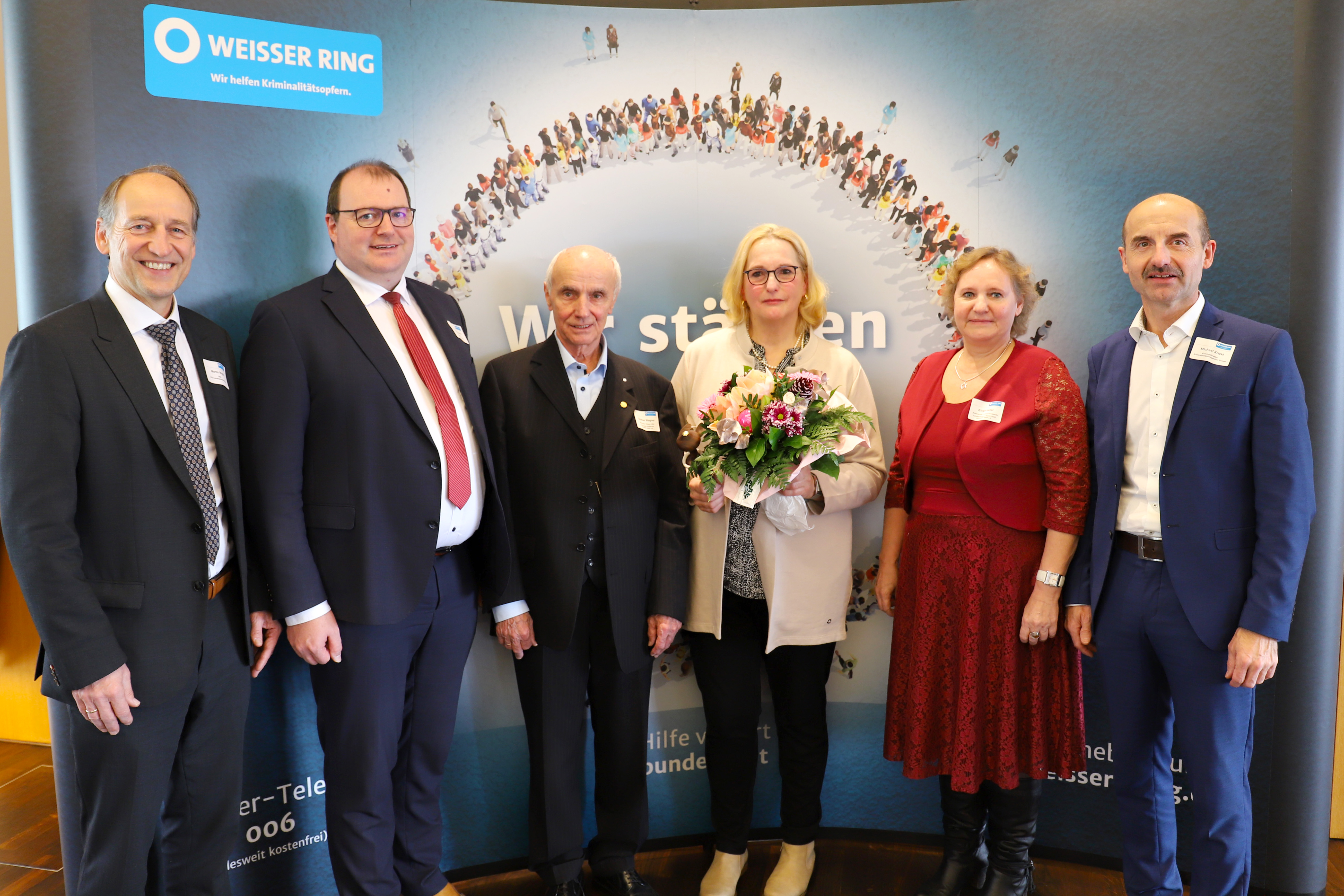 Bild v.l.n.r. : Martin Wagle MdL CSU; Michael Fahmüller, Landrat Landkreis Rottal-Inn; Günther Wagner ehem. Außenstellenleiter AS Rottal-Inn,; Claudia Galleitner, Außenstellenleiterin AS Rottal-Inn; Birgit Heller, amt. Landesvorsitzende Landesverband Bayern-Süd WEISSER RING e.V.; Michael Krickl, Leiter der Kriminalpolizeiinspektion Passau. 